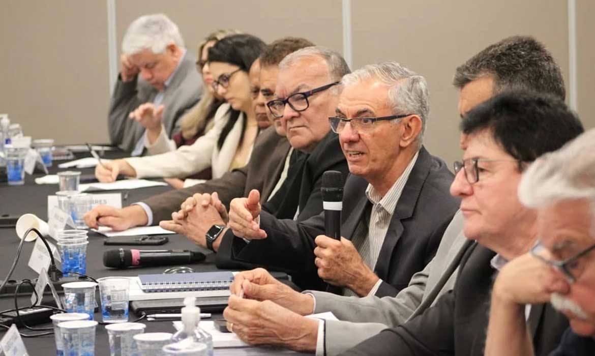 Fenaban congela piso, tenta dividir bancários